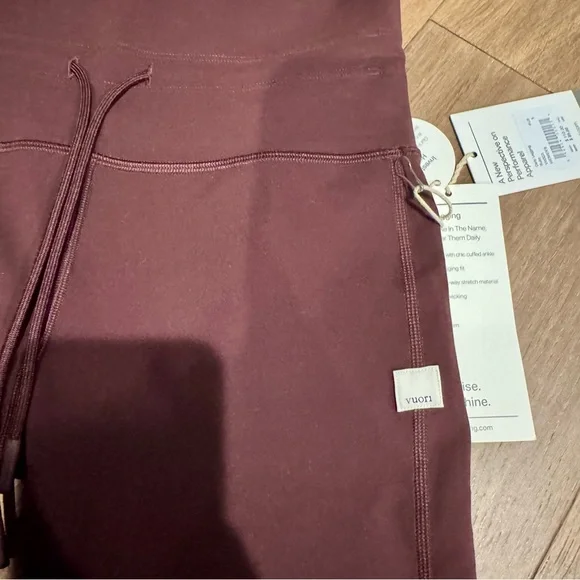 NWT Vuori Daily Legging in Ruby Size Small - Picture 4 of 6
